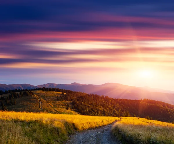 Sonnenuntergang in den Bergen und auf der Straße — Stockfoto