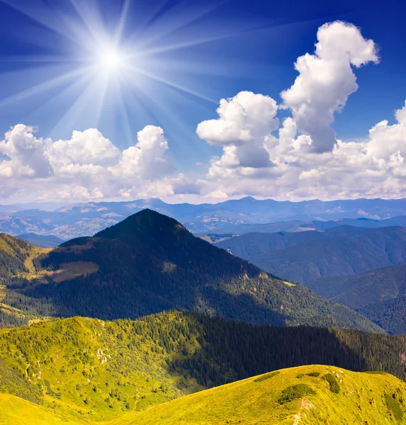 Солнечный день в горах — стоковое фото