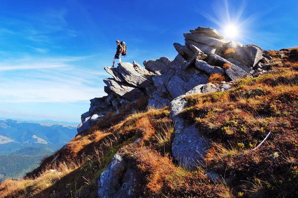 Tourist auf einem Felsen — Stockfoto