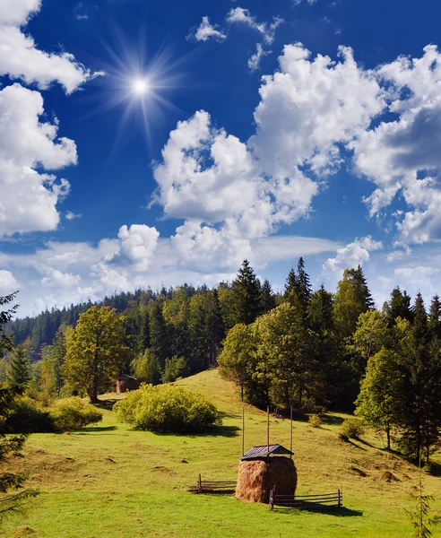 Palheiros nas montanhas — Fotografia de Stock