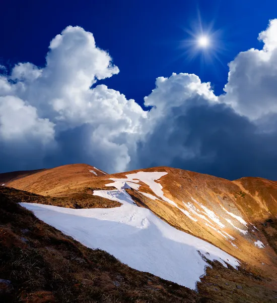 Снег в горах — стоковое фото