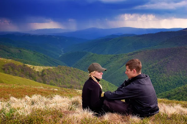 Chłopiec i dziewczyna w górach — Zdjęcie stockowe