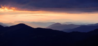 Dağların üzerinden gün batımı