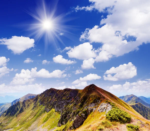 Día soleado en las montañas — Foto de Stock