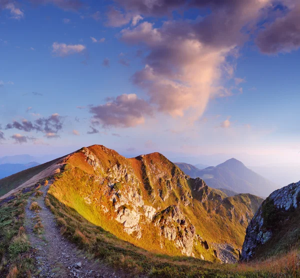 Paysage du matin dans les montagnes — Photo