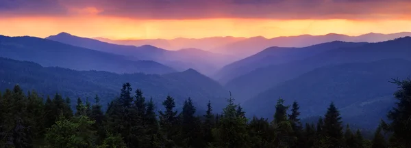 Захід сонця в горах — стокове фото