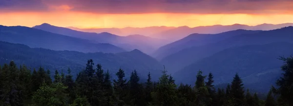 Pôr-do-sol nas montanhas — Fotografia de Stock