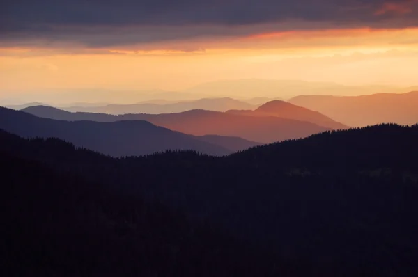 Fantastisk solnedgång i bergen — Stockfoto
