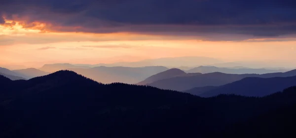 Zonsondergang boven de bergen — Stockfoto