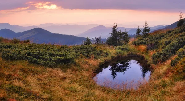 Lac dans les montagnes — Photo