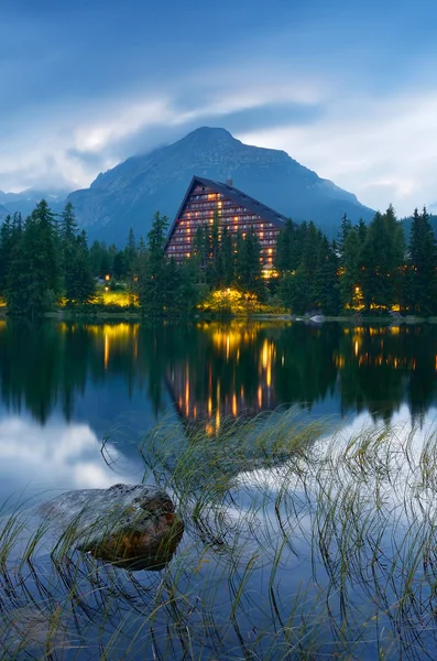 Hotel in der Nähe vom See — Stockfoto