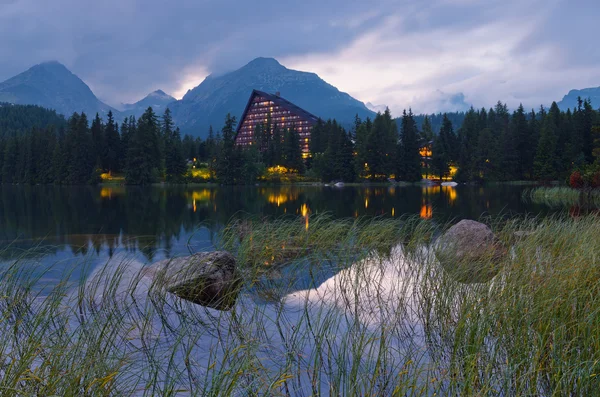 Hotel v blízkosti jezera — Stock fotografie