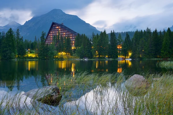 Hotel położony w pobliżu jeziora — Zdjęcie stockowe