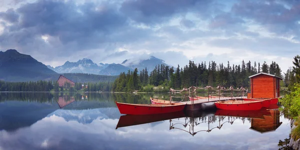 Czerwona łódź na jeziorze — Zdjęcie stockowe