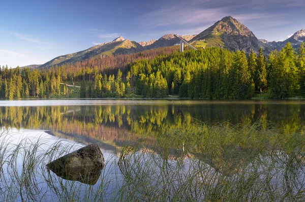 Krásné jezero v horách — Stock fotografie