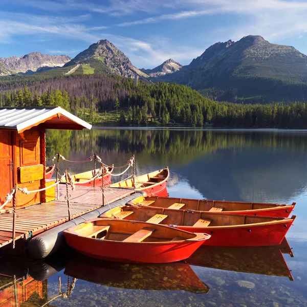 Schönes Boot auf dem See — Stockfoto