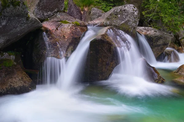 Rio de montanha em cascata — Fotografia de Stock