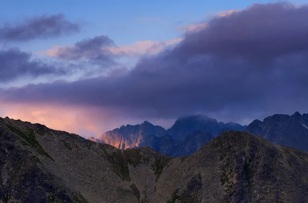 Vrcholky hor v oblacích — Stock fotografie