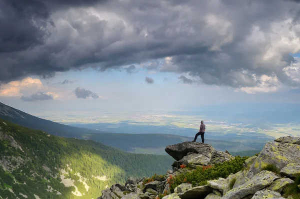 Man on the cliff — Stock Photo, Image