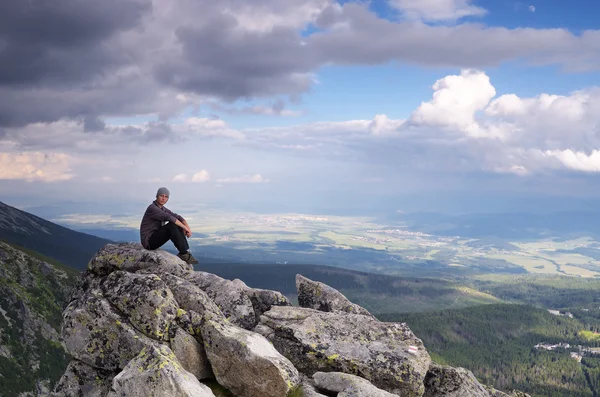 Tourist on a cliff — Stock Photo, Image