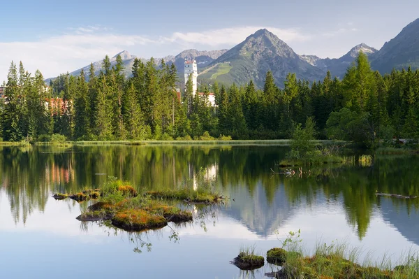 Lago nella località montana — Foto Stock