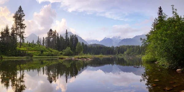 Vista desde el lago —  Fotos de Stock