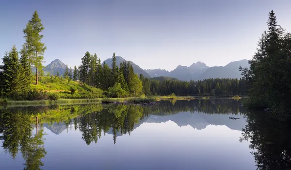 Lago nella località montana — Foto Stock