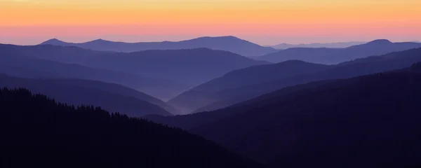 Amanhecer nas montanhas — Fotografia de Stock