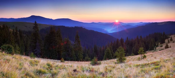 Гірська панорама на сході сонця — стокове фото