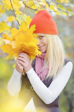 Sonbahar ormanındaki kız.