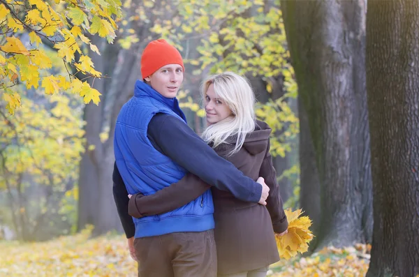 Loving couple in the autumn park — Stock Photo, Image