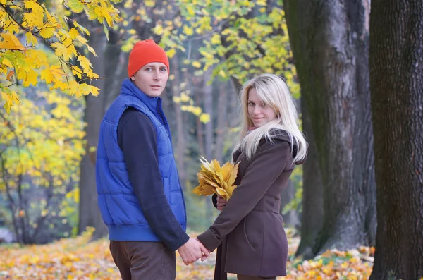 Hombre y una mujer en el parque de otoño — Foto de Stock