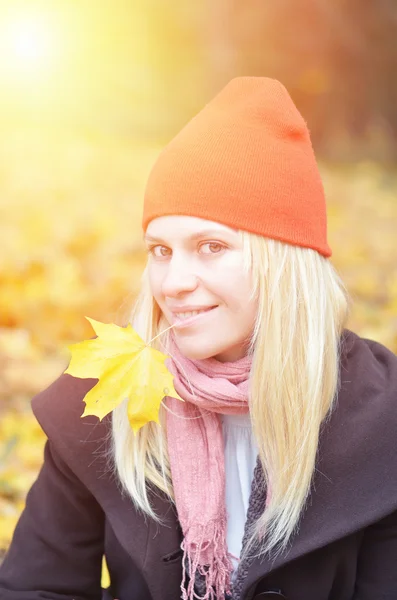 Mädchen mit Herbstblatt — Stockfoto