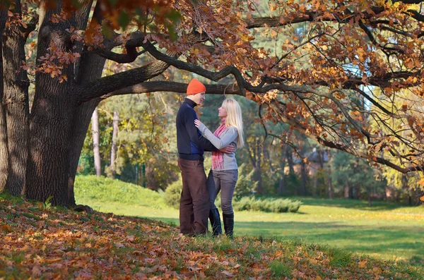 Heureux couple dans le parc — Photo