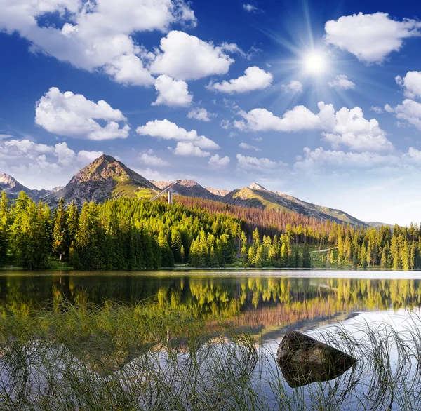 Schöner See in den Bergen — Stockfoto