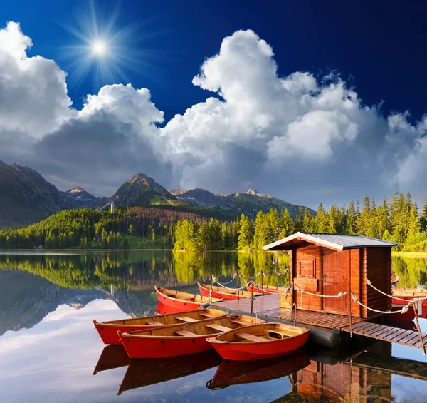 Barco rojo en un lago de montaña — Foto de Stock