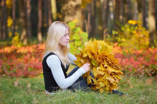 Meisje met herfst krans — Stockfoto