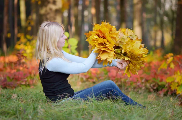 Yaprak çelenk ile kız — Stok fotoğraf