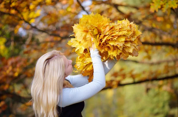 Fille dans la forêt d'automne — Photo