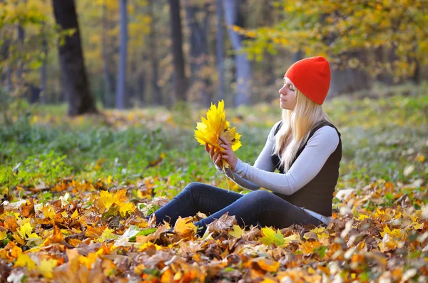 Chica con hojas de otoño — Foto de Stock