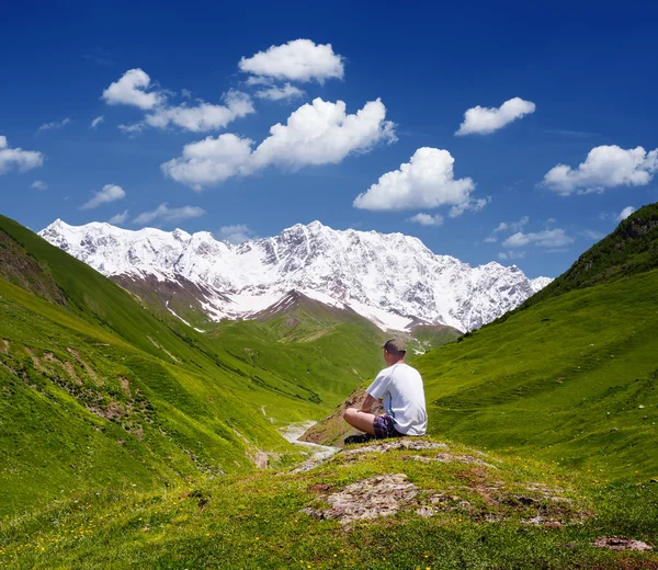 Tourist in the mountains of the Caucasus — Stock Photo, Image