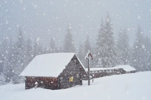 Rifugio in legno in montagna — Foto Stock