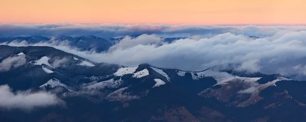 春の山のパノラマ — ストック写真