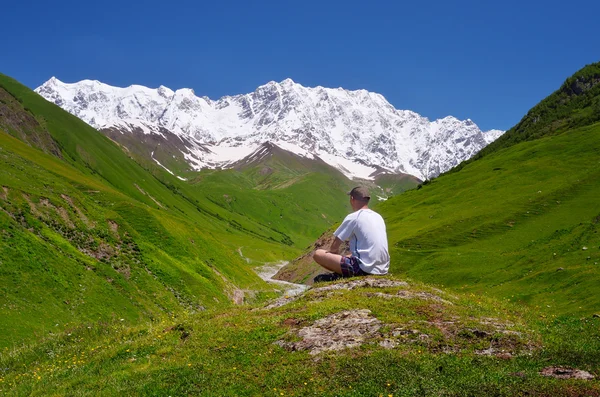 Turista nas montanhas do Cáucaso — Fotografia de Stock