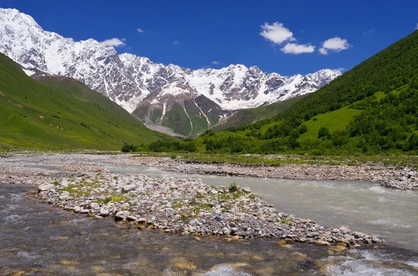 Dağlarda güneş peyzaj — Stok fotoğraf