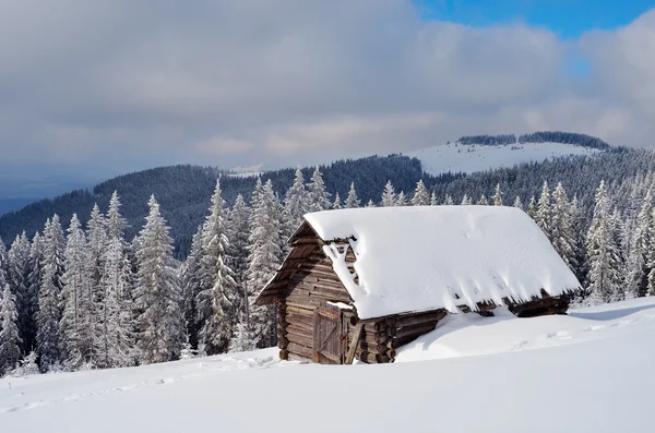 Hut in a mountain valley — Stock Photo, Image