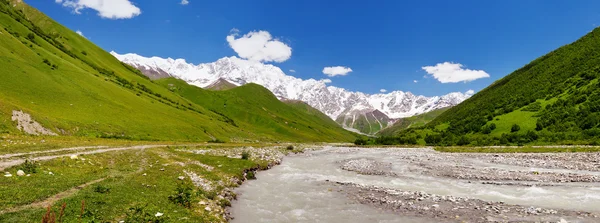 Bir dağa vadide Panoraması — Stok fotoğraf