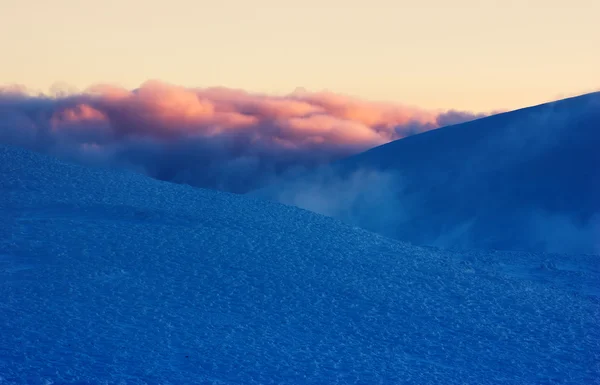 Зимнее утро в горах — стоковое фото