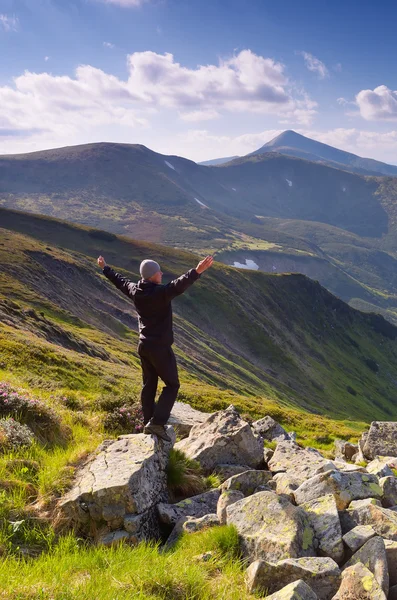 Voyageur dans les montagnes — Photo