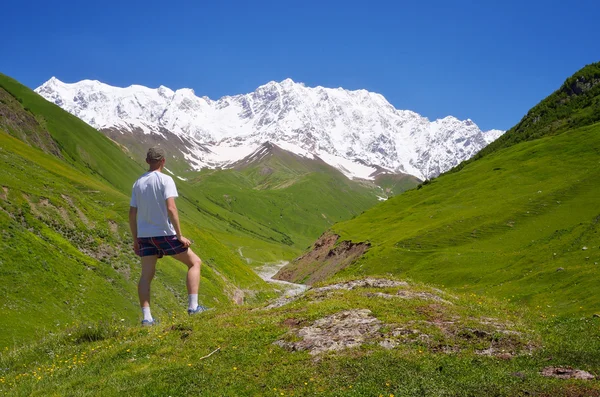 Turista nas montanhas do Cáucaso — Fotografia de Stock